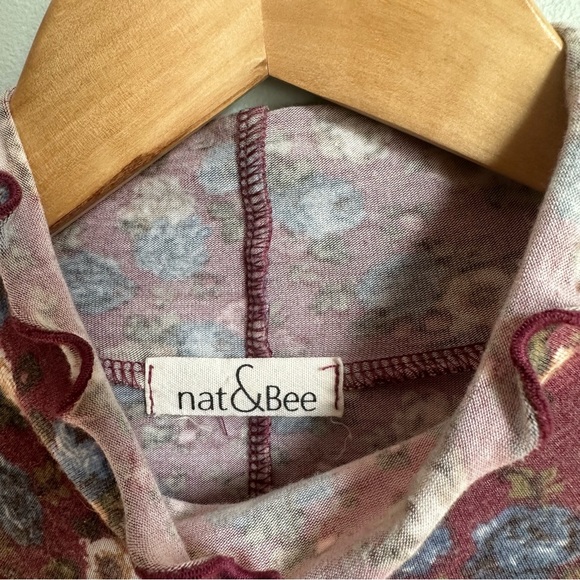 Lightweight Nat & Bee Cropped Floral Turtleneck Blouse in size US M - Picture 4 of 5